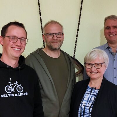Ein Gruppenbild des Pfarrleitungsteams: Lars Mehring, Sebastioan Keifenheim, Verena Wendt-Corneli und Oliver Scherges
