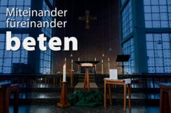 Schrifttext und ein Buch, eigene Gebetsanliegen aufzuschreiben, liegen in der Andreaskirche bereit